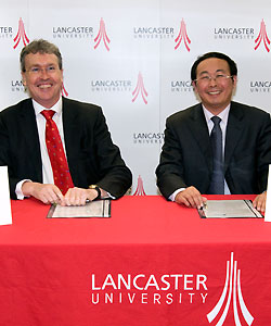 Professor Yonglong Lu and the Vice-Chancellor sign the Memorandum