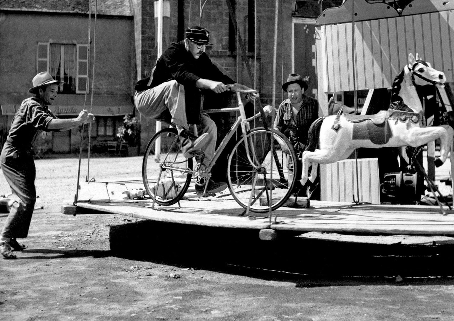 Bicycles, cinema and the spectacle of mechanical movement