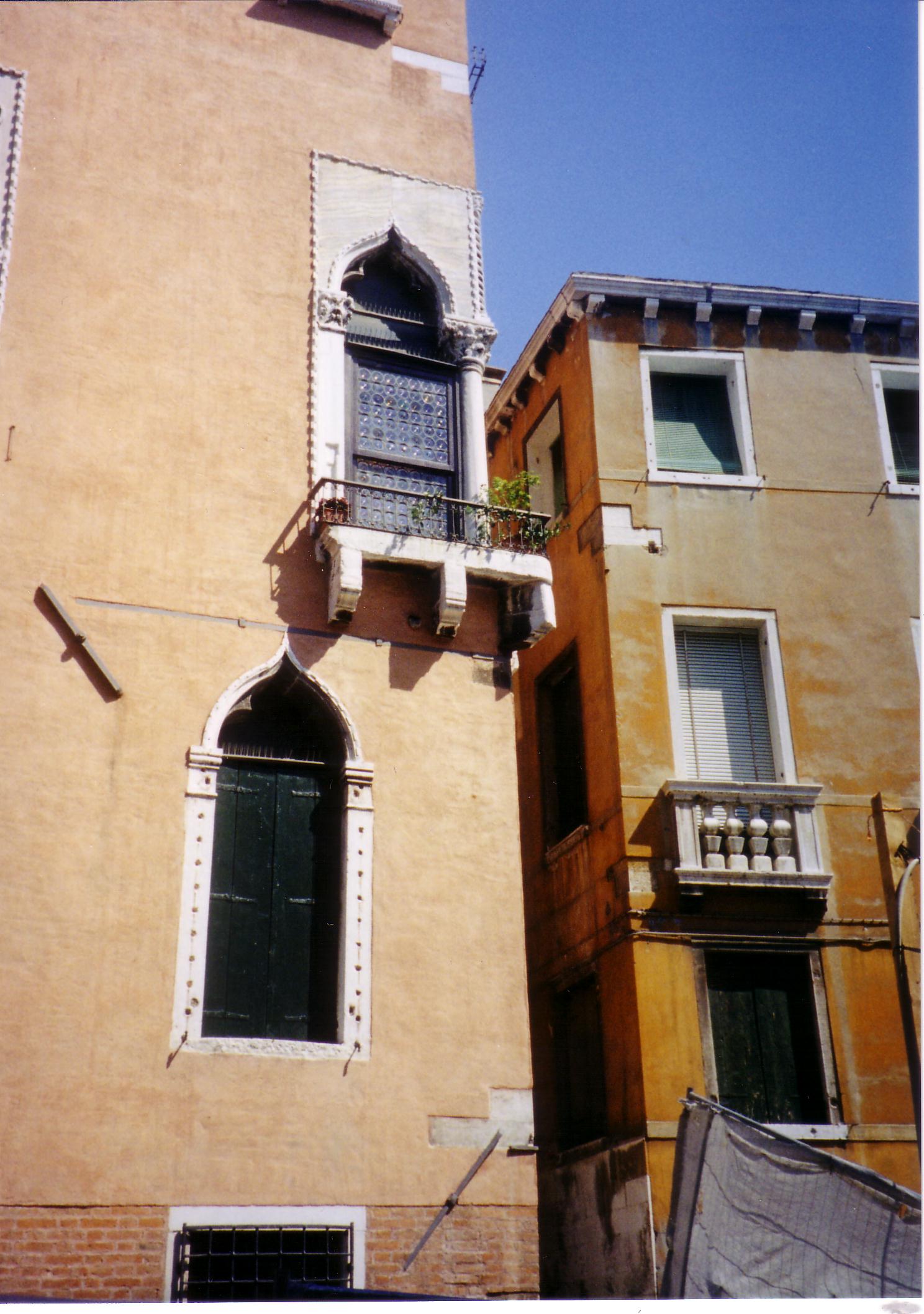 Palazzo Priuli from the Fondamenta de L’ Osmarin. Right corner window. (Castello 4979a)