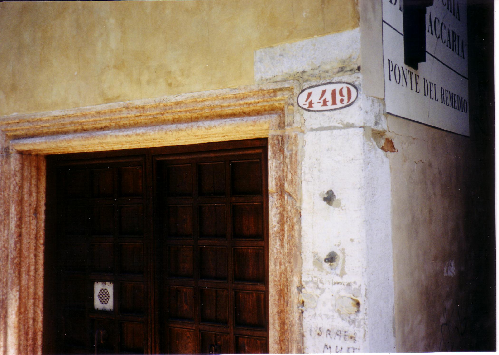 Ponte del Remedio and the entrance to Calle del Rimedio The address 4419 (Castello) can be seen indicating an entrance to Palazzo Soranzo dell’ Angelo.