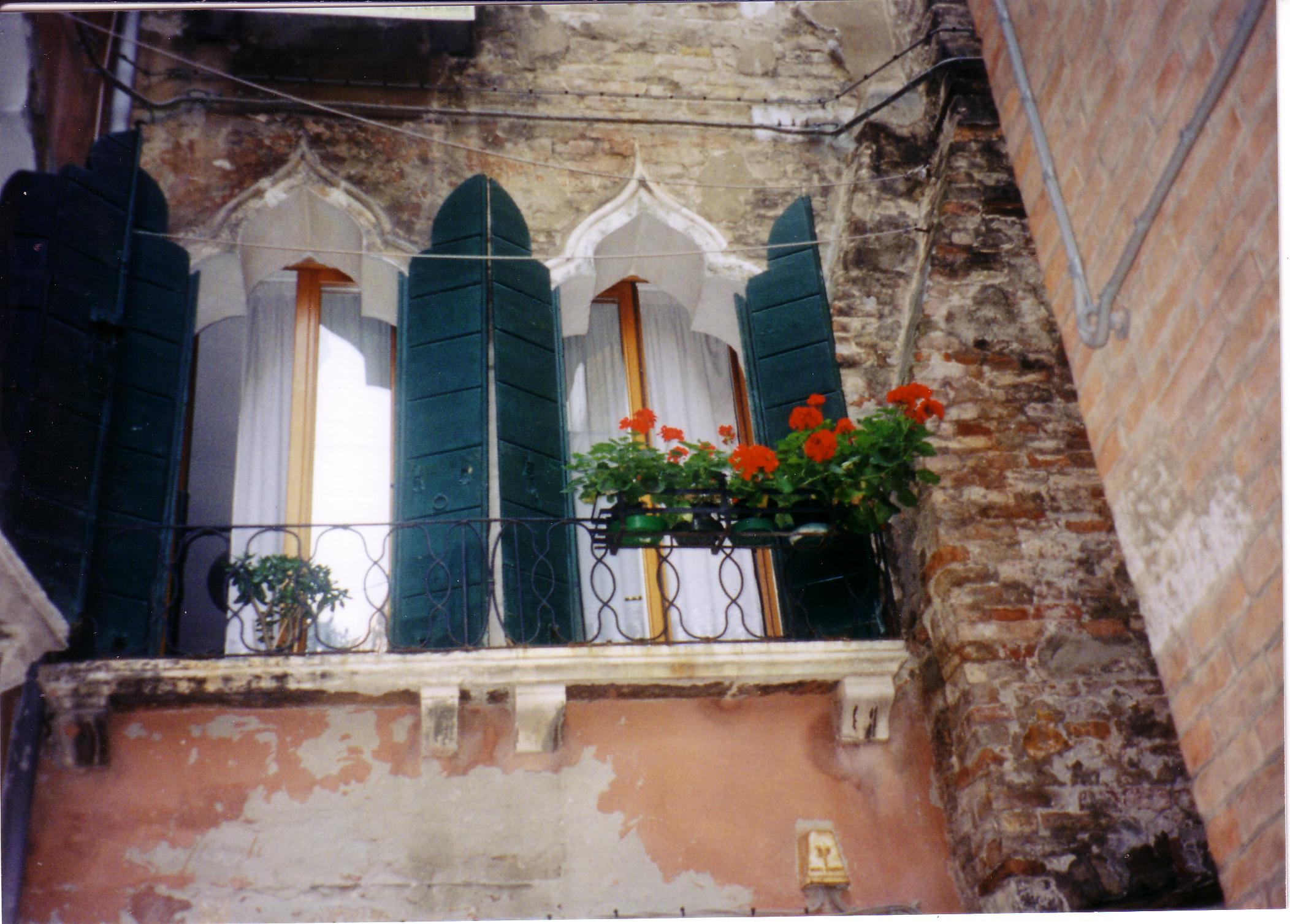 Windows in Calle della Madonna (Cannaregio 4410) close to the Salizzada del Pistor