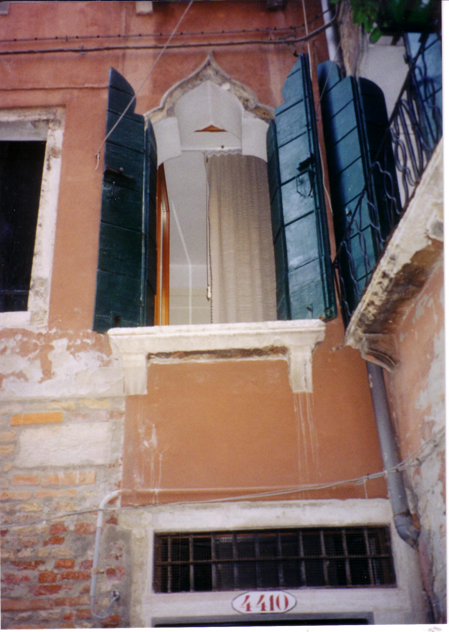 Windows in Calle della Madonna (Cannaregio 4410) close to the Salizzada del Pistor