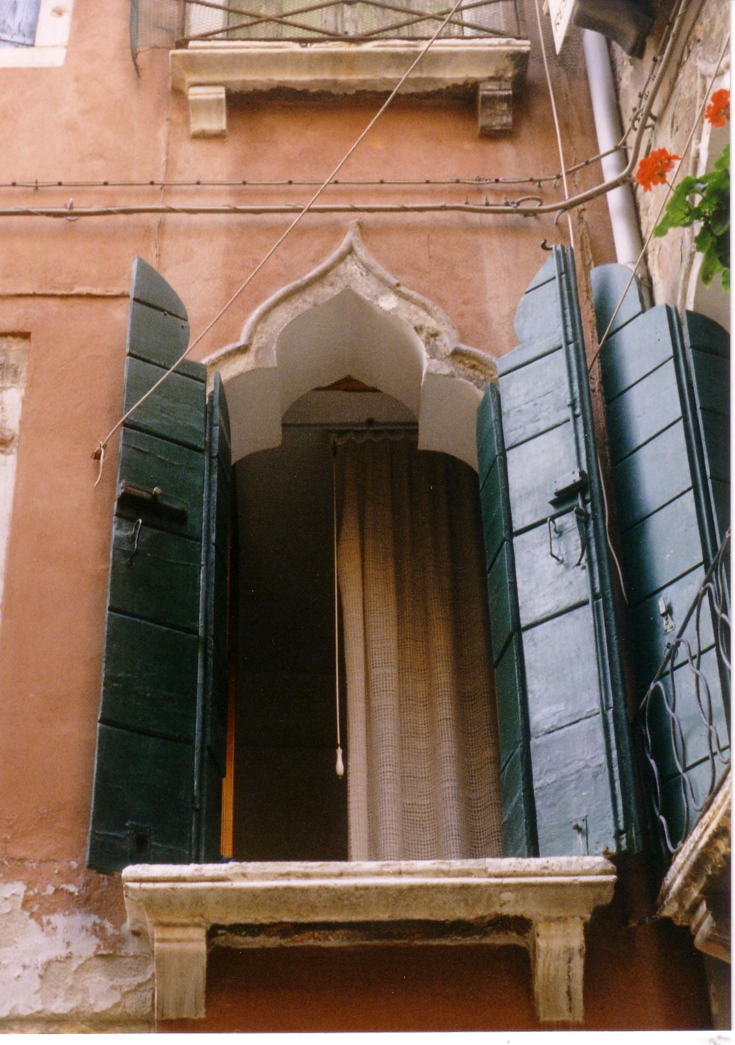 Windows in Calle della Madonna (Cannaregio 4410) close to the Salizzada del Pistor
