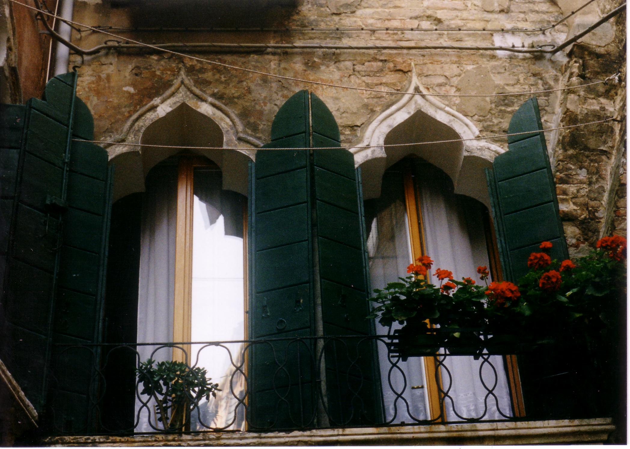 Windows in Calle della Madonna (Cannaregio 4410) close to the Salizzada del Pistor