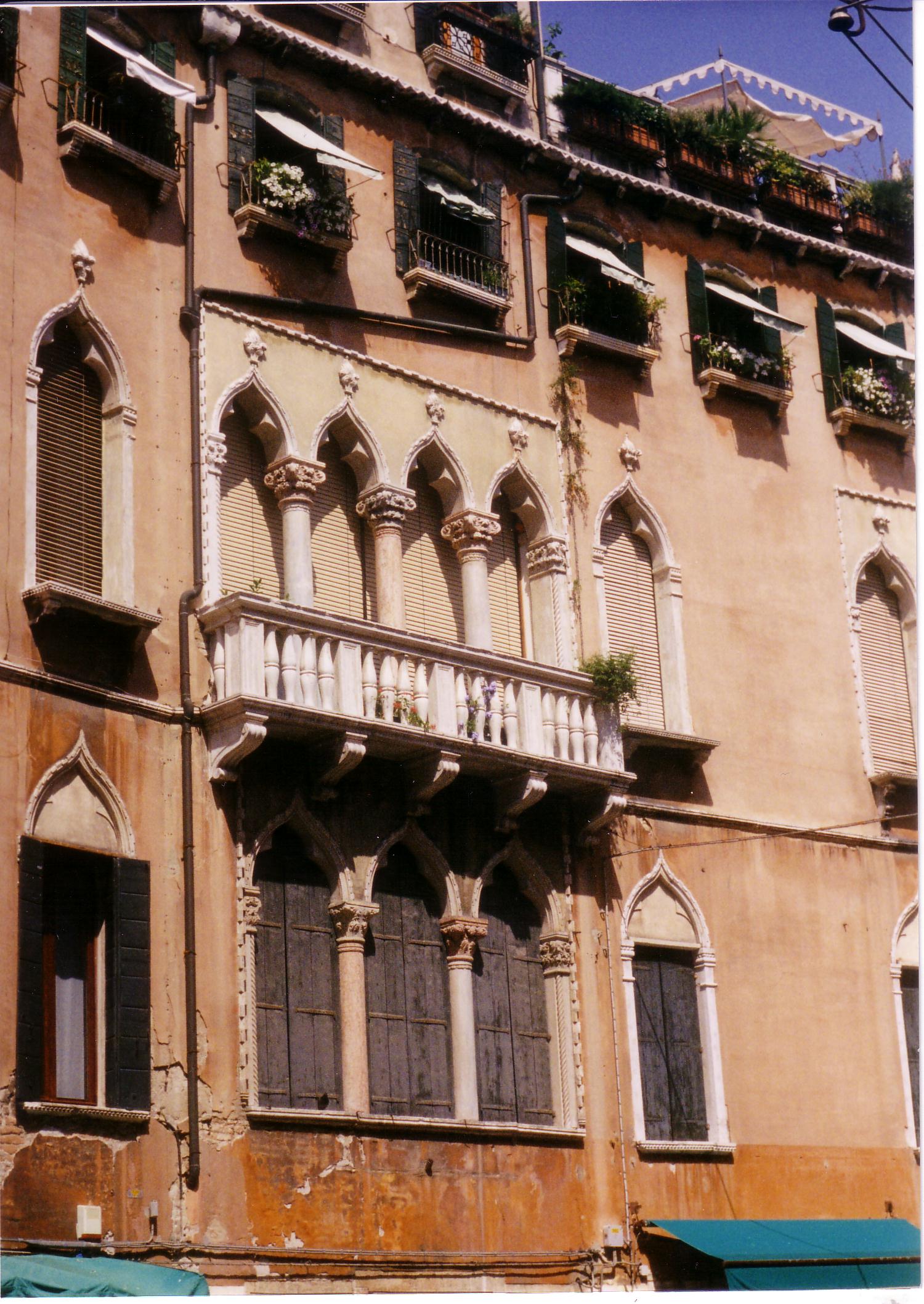 Upper portion of Palazzo Malipiero de la Feltrina, in Campiello della Feltrina