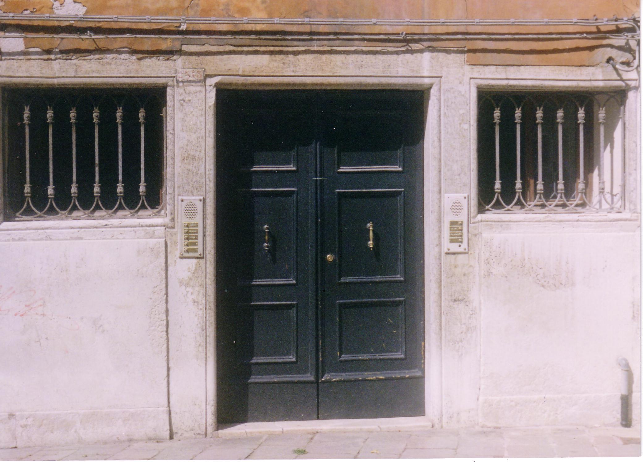 Entrance: Palazzo Malipiero de la Feltrina, in Campiello de la Feltrina
