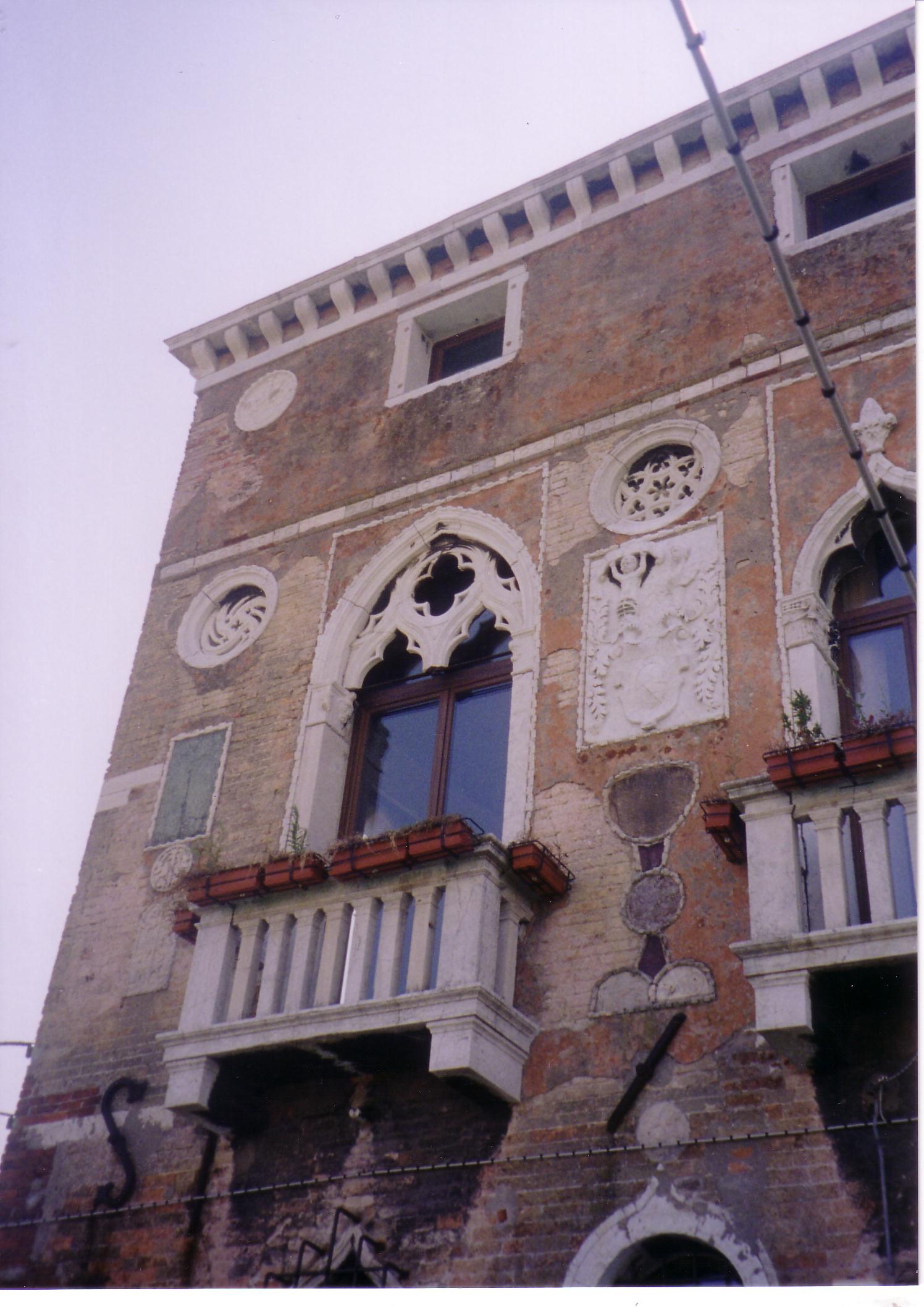 Left hand side of façade: Palazzo da Mula (Murano 4)