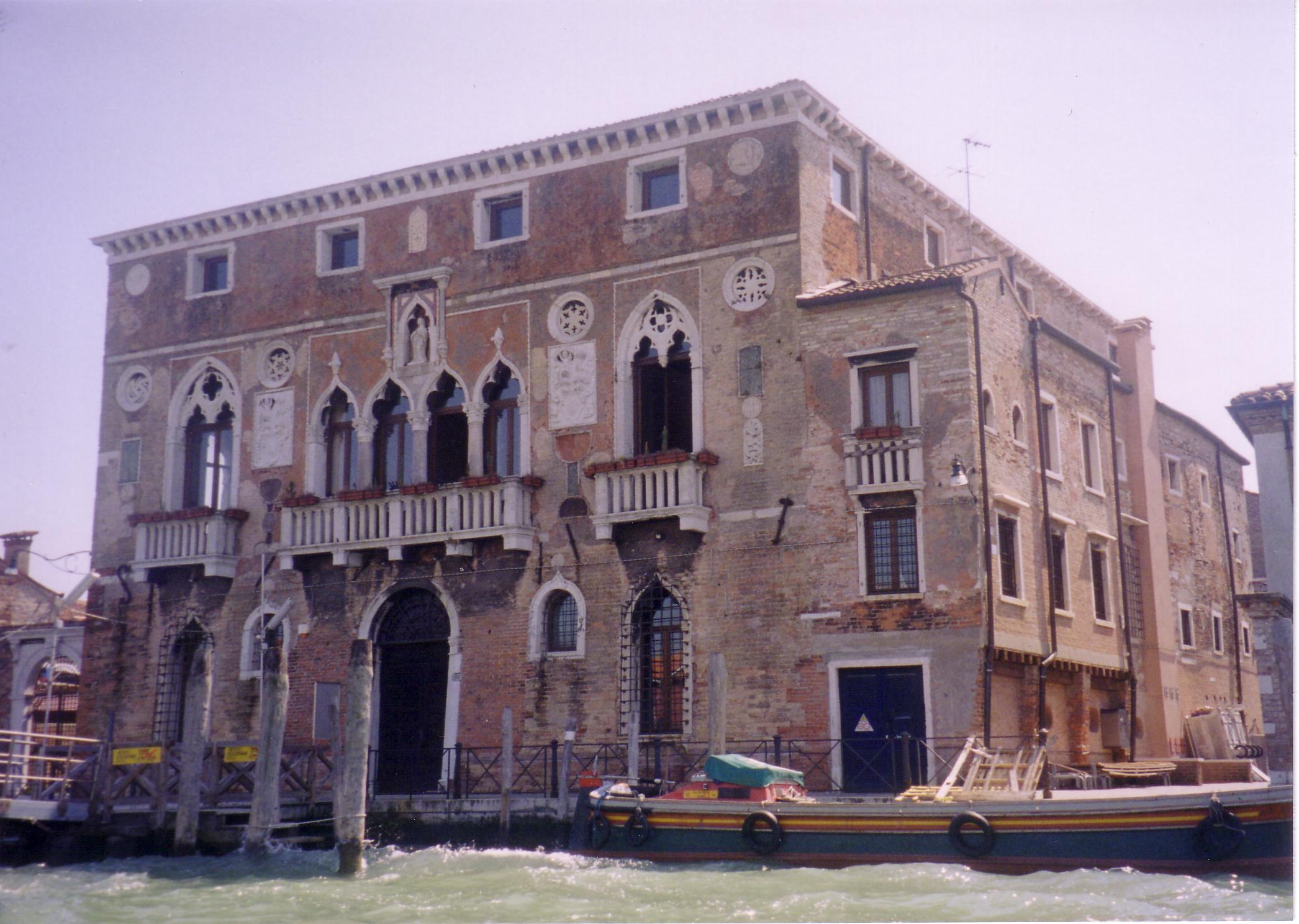 Façade and right hand side of Palazzo da Mula at the Fondamenta da Mula (Murano 4)