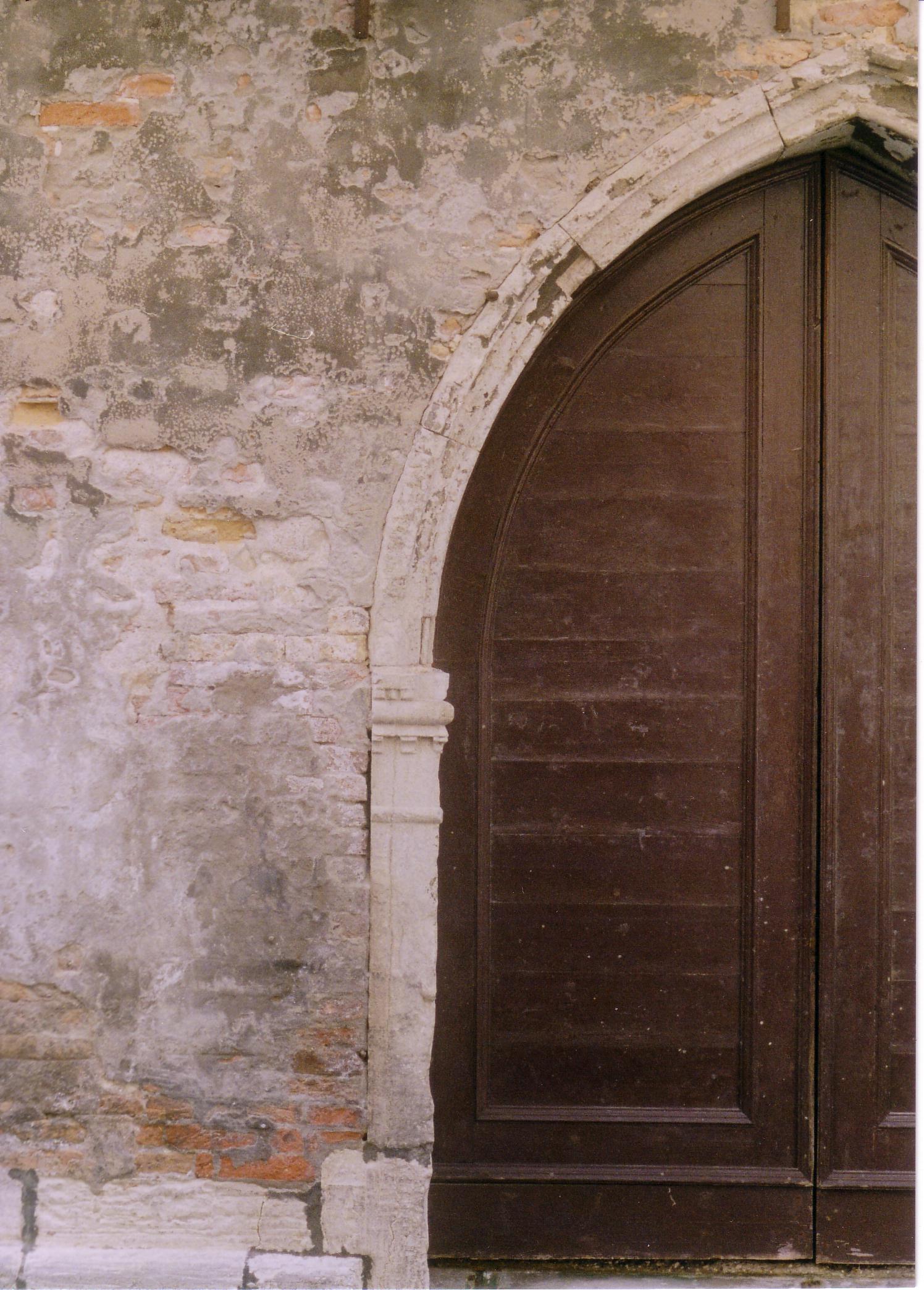 Closer view of entrance door and pilaster: Palazzo Bragadin-Carabba (Cannaregio 6050)