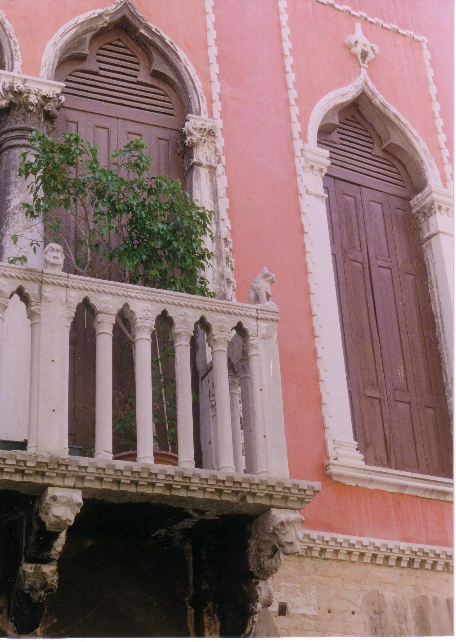 Balcony with lions: Palazzo Bragadin-Carabba (Cannaregio 6050)