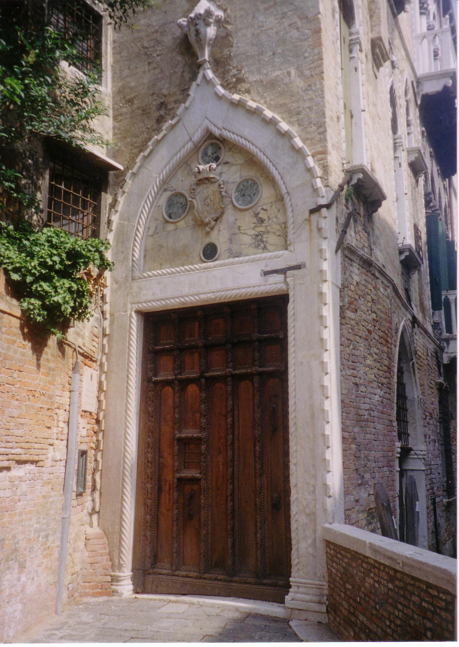 Entrance. Palazzo Sanudo; also known as the Palazzo Soranzo Van Axel. (Cannaregio 6099)