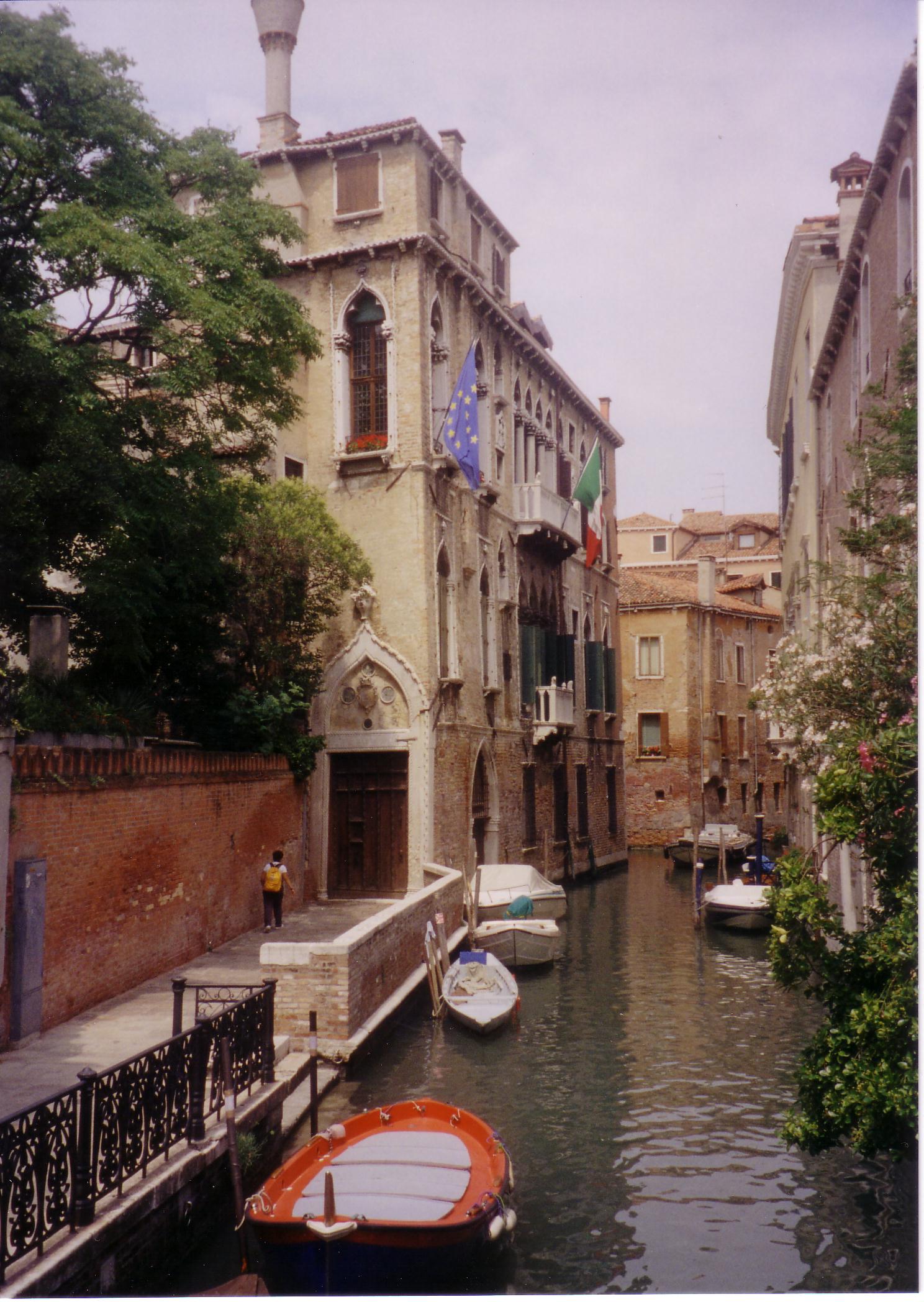 Rio de Panda with Palazzo Sanudo; also known as the Palazzo Soranzo Van Axel. (Cannaregio 6099) on the left