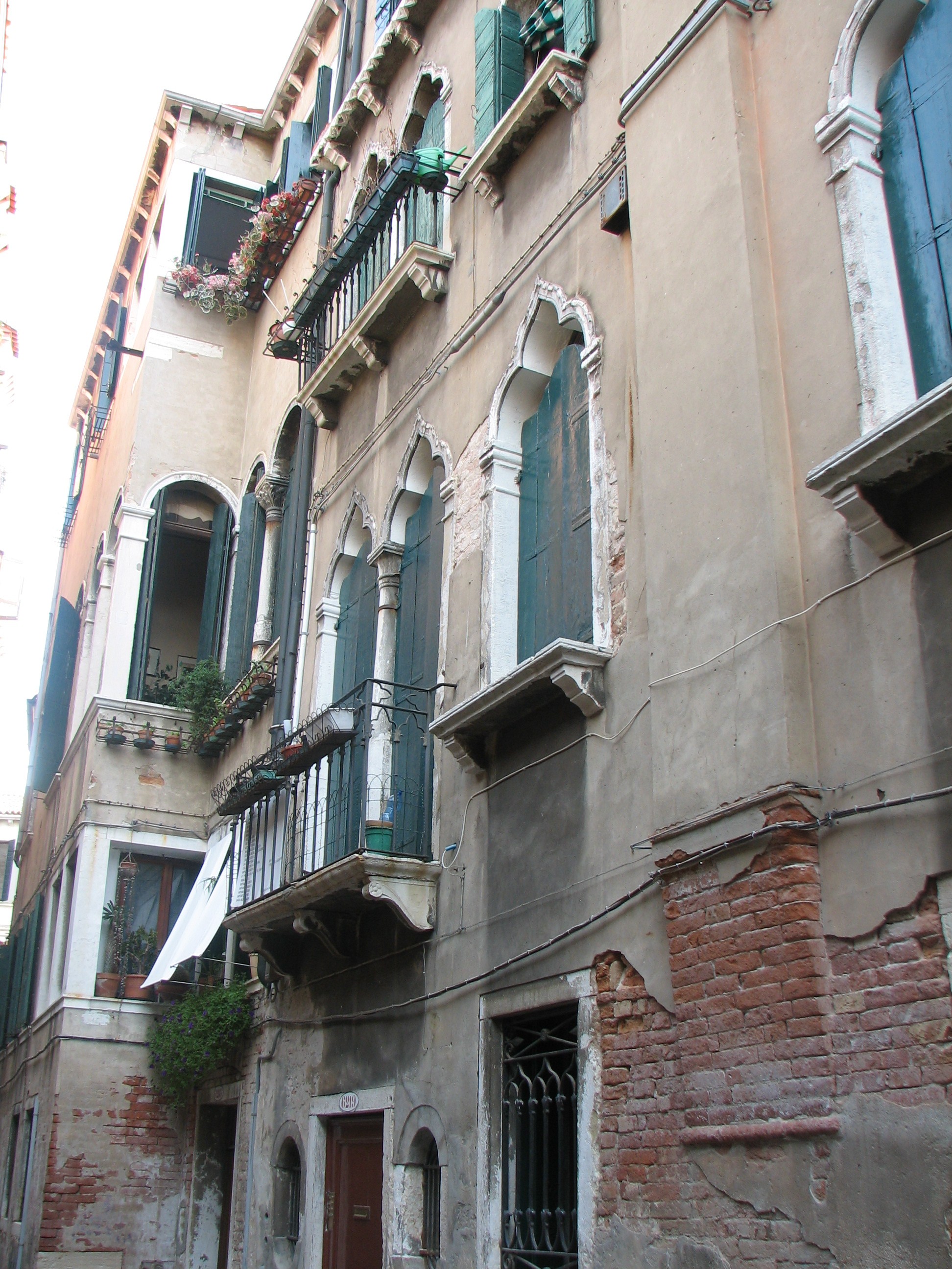 Houses No 76 and 77 (Castello 6218 and Castello 6219) Calle Cicogna runs into Calle Trevisana.