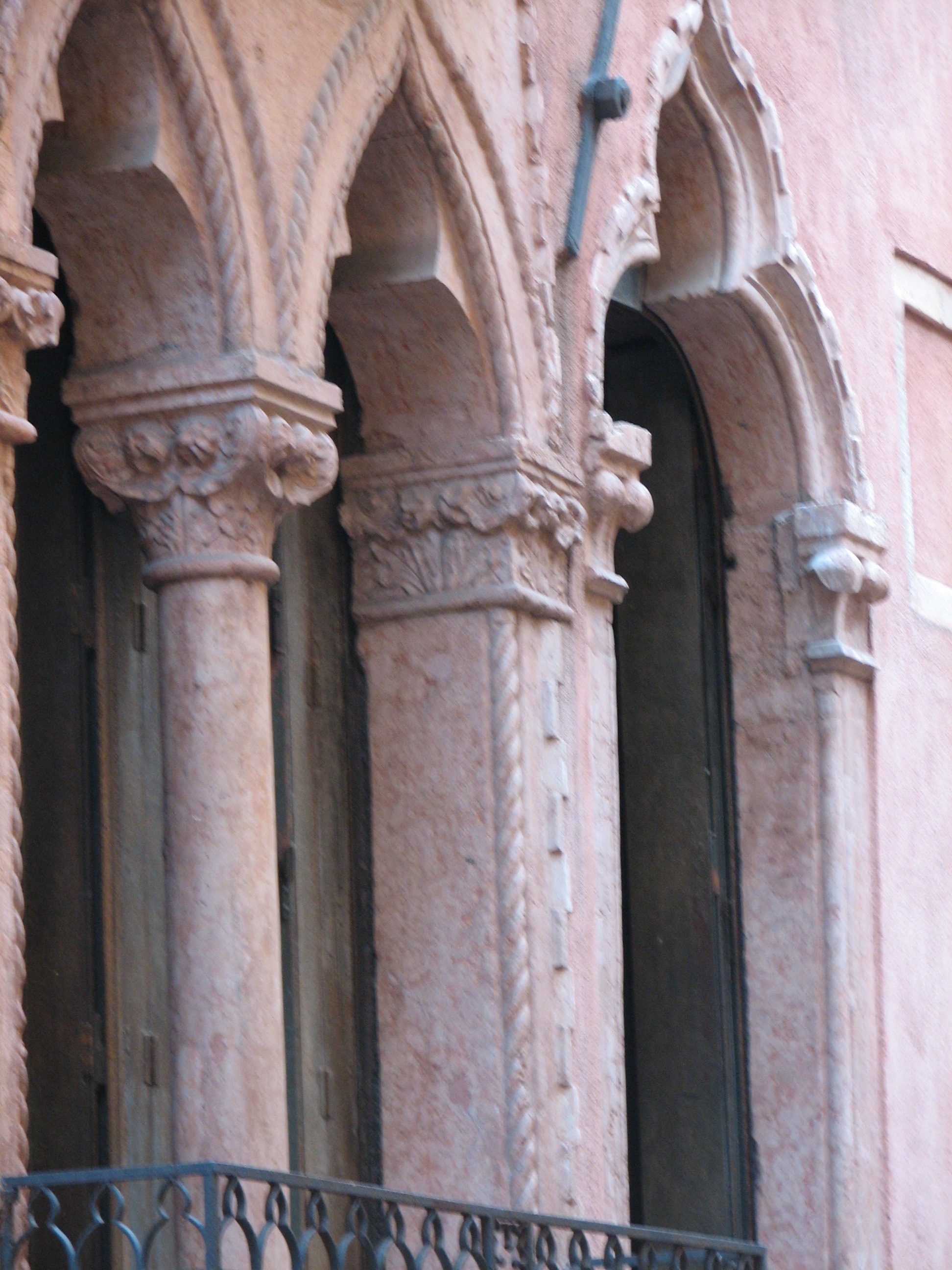 Detail of two adjoining houses in Merceria S. Zulian with a detached 4th Order window of House No 6, Ca’ Molin (S. Marco 783) to the right