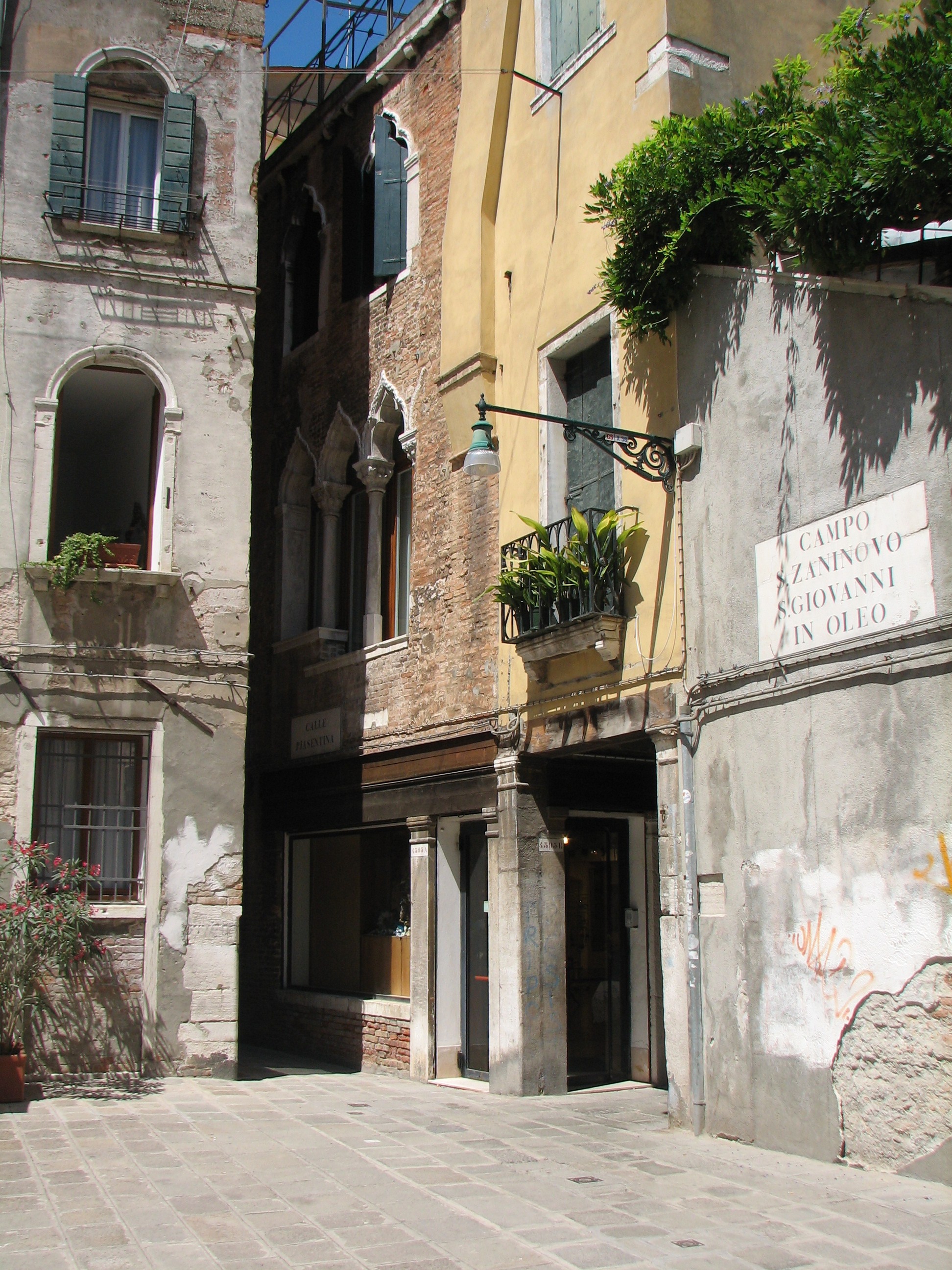 Entrance to Calle Piasentina (left) (Castello 4390a) from Campo Zaninovo leading to House No 45,(Castello 4392), Ruskin’s ‘dark and filthy alley’ Stp de la Stua entrance on the right.