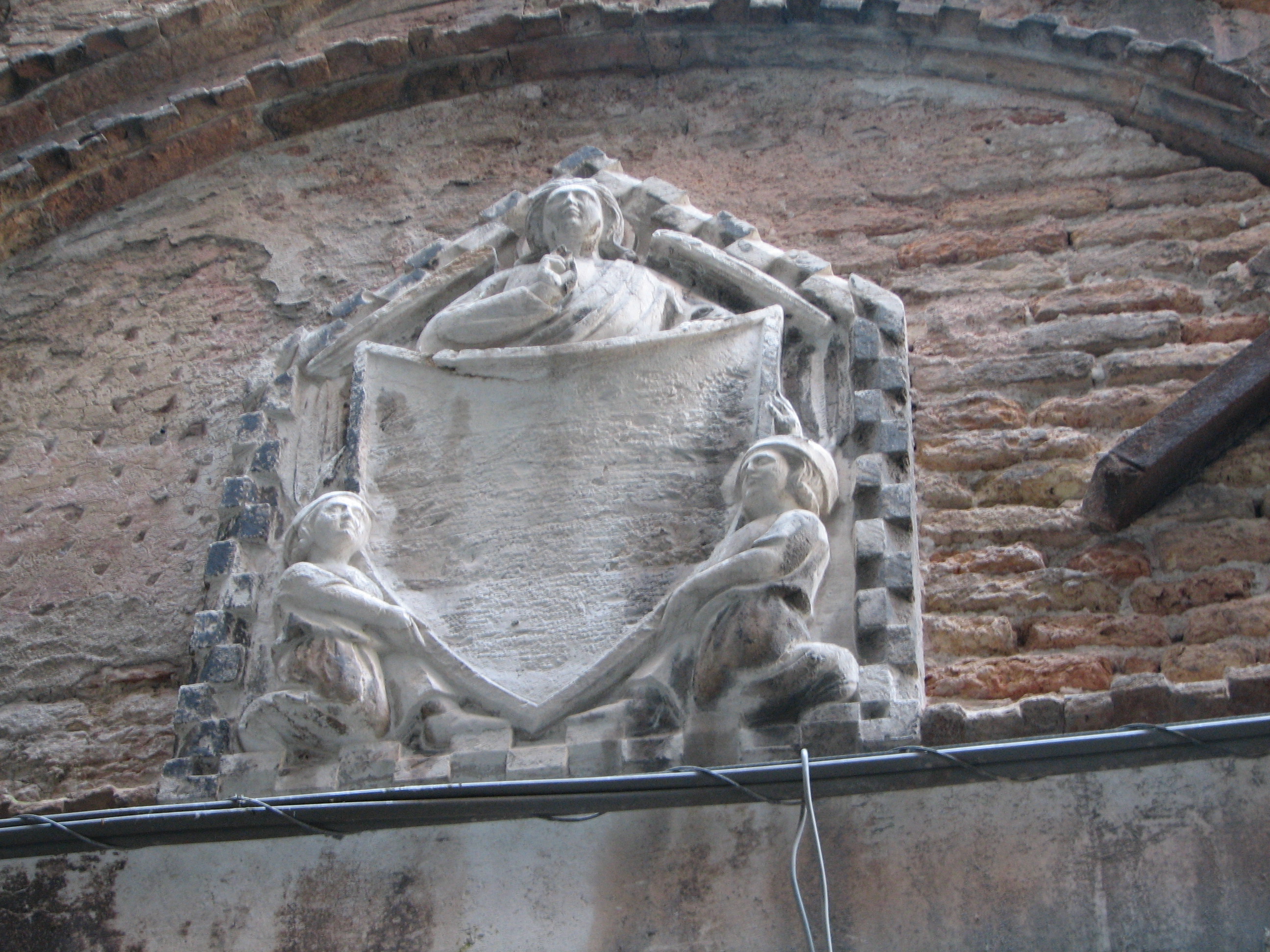 House No 45. Detail of shield and figures discussed by Ruskin DB.16L. (Castello 4392) CL Piasentina off S. Zaninovo.