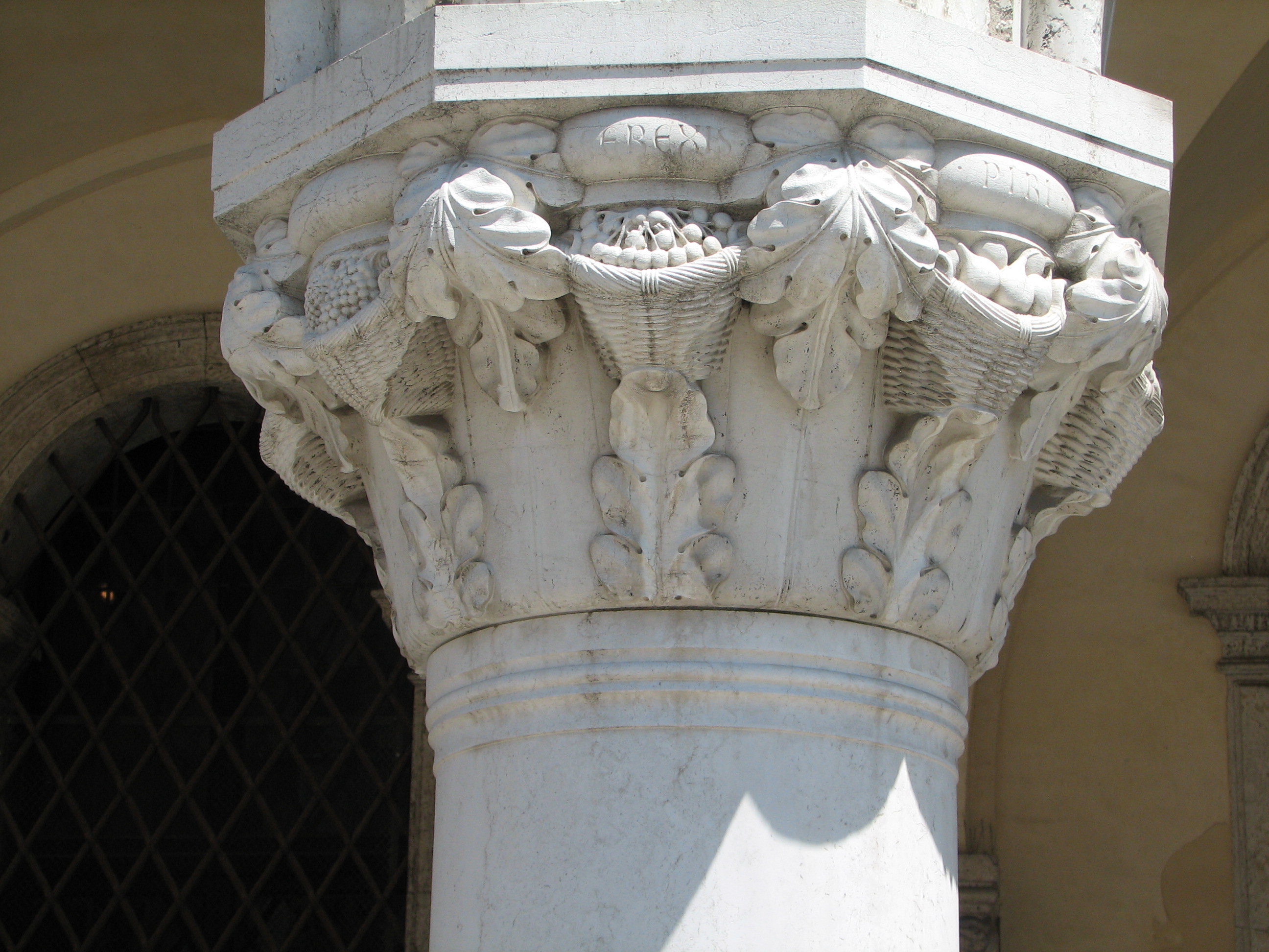 Lower Capitals of the Ducal Palace (Piazzetta faade) No 27 (10) Fruits