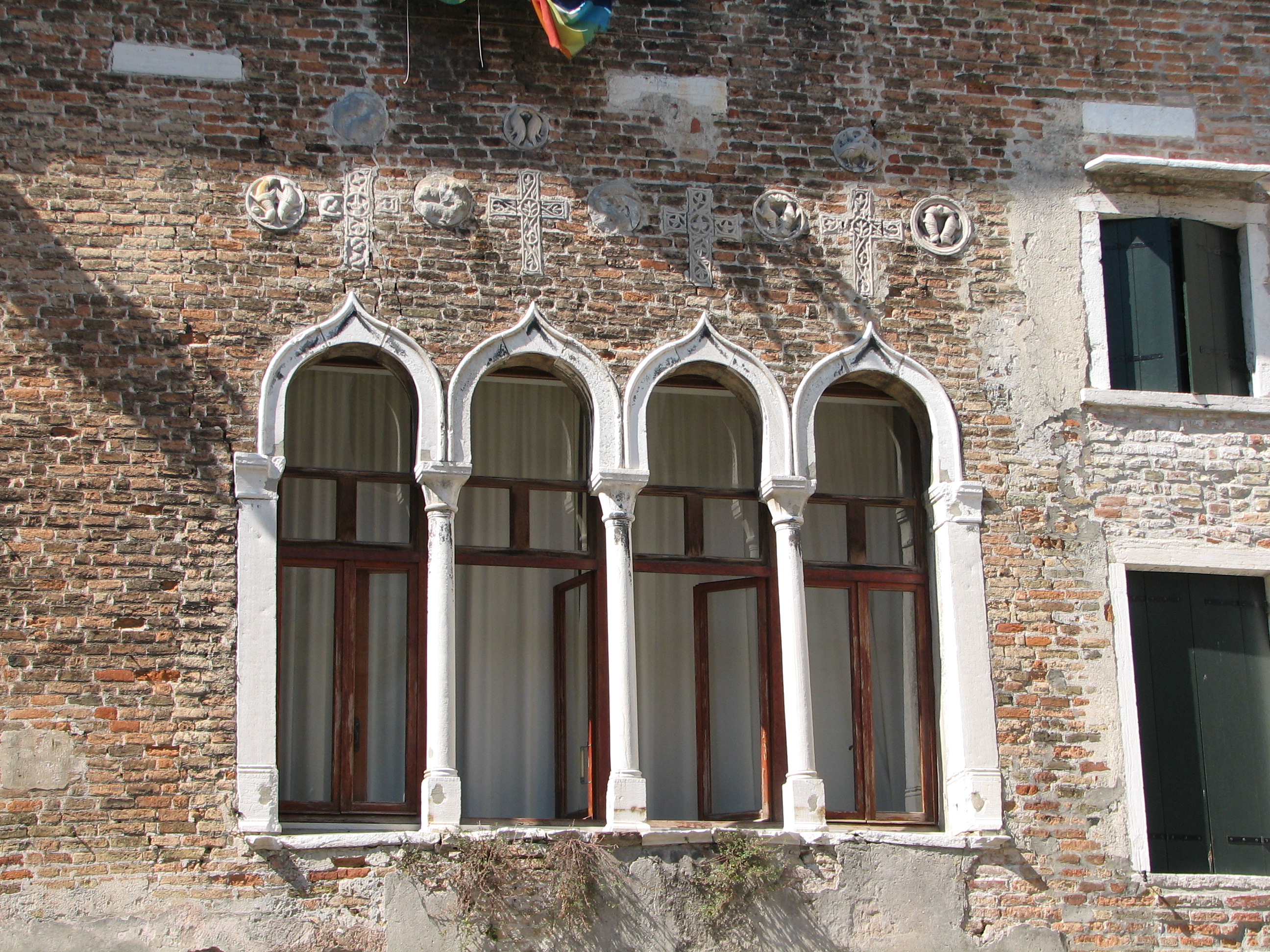 Casa Zane. Windows and crosses. (S. Croce 2172) Campo S. Maria Mater Domini