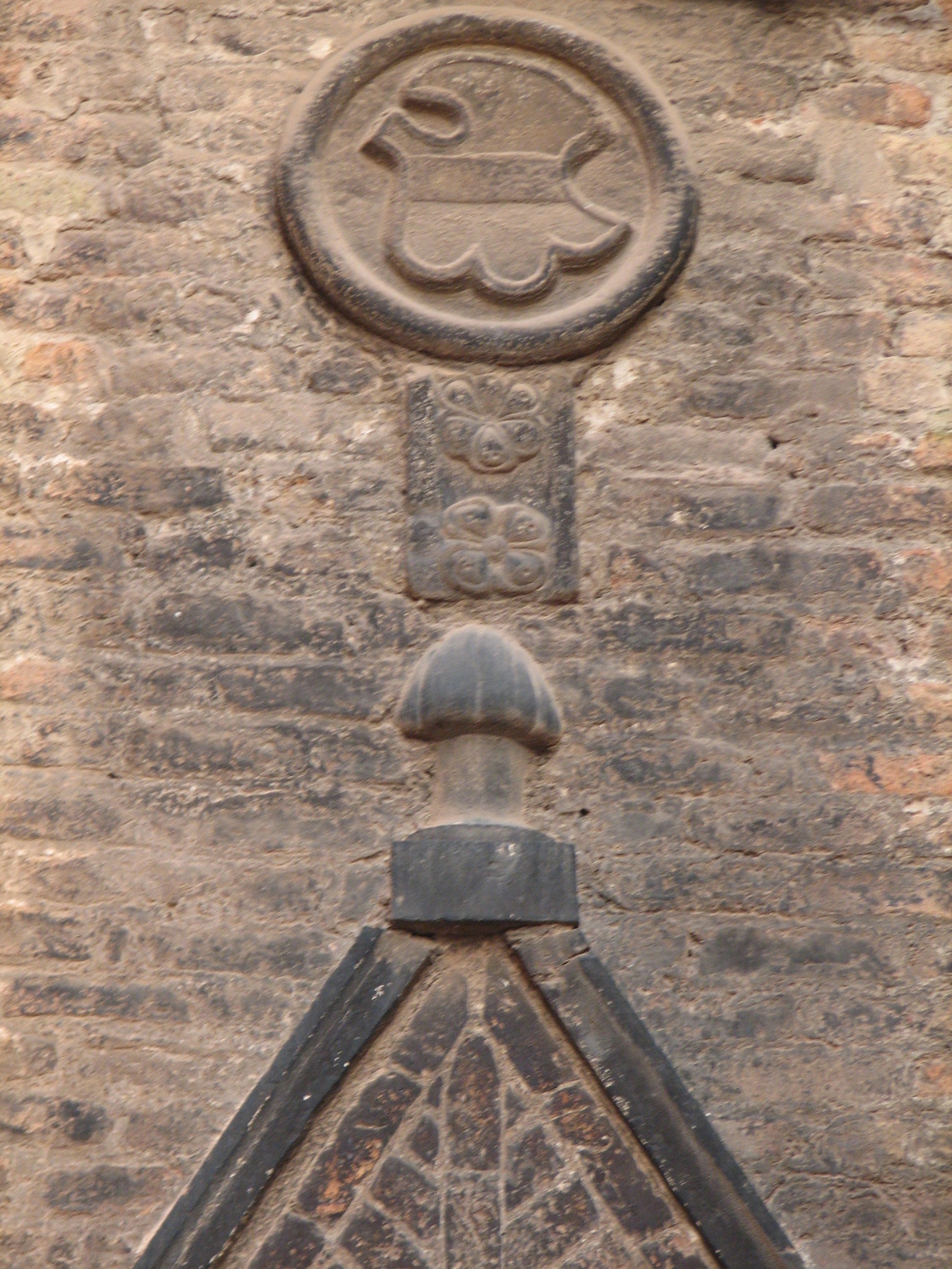 Top of Door-Head: Ramo Rimpetto Mocenigo (Off Fondamenta de li Giue) (S. Croce 2054-2067)