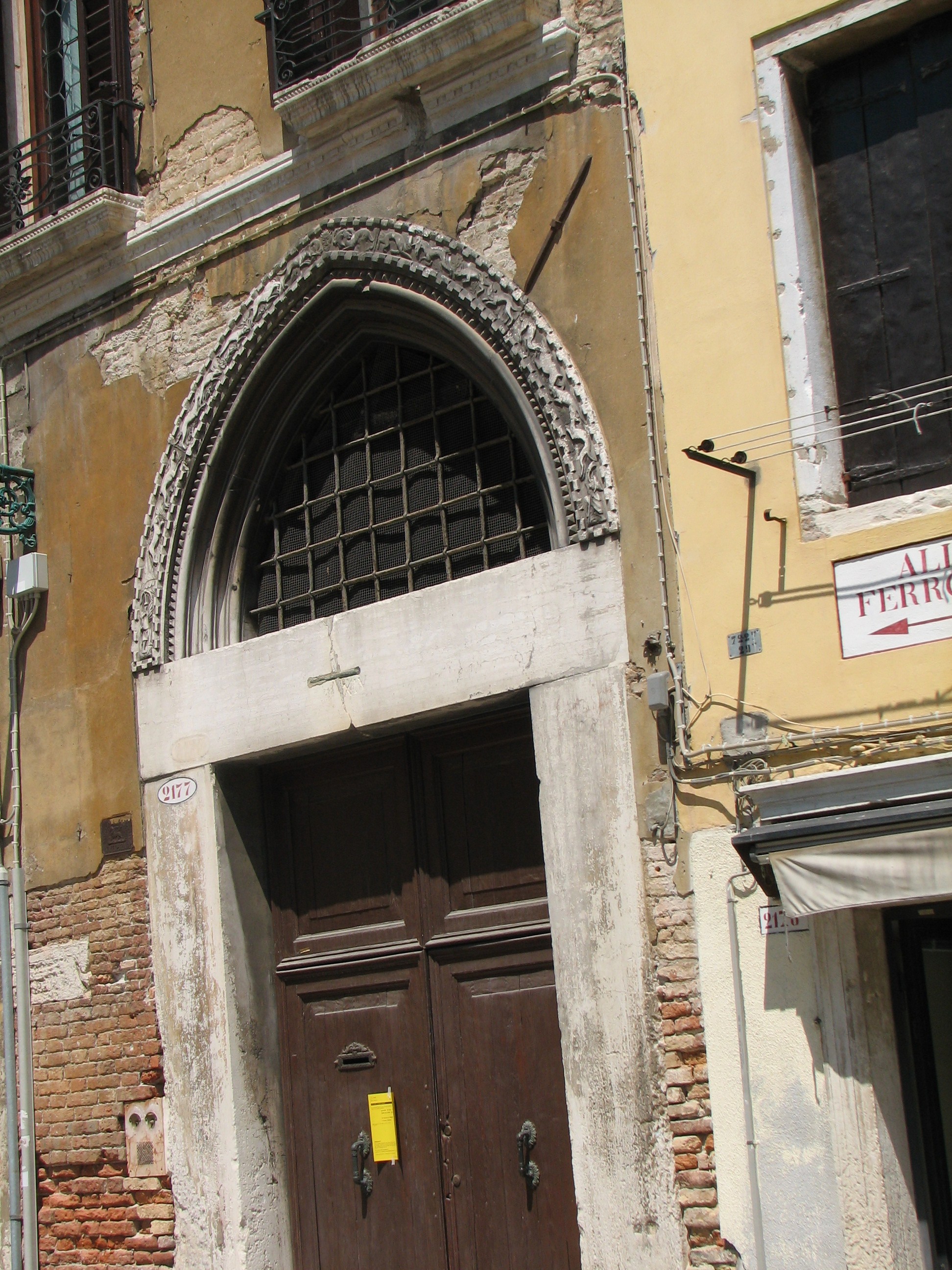 Palazzo Dona. (SP 2177) Pointed arch portal with hunt of beasts