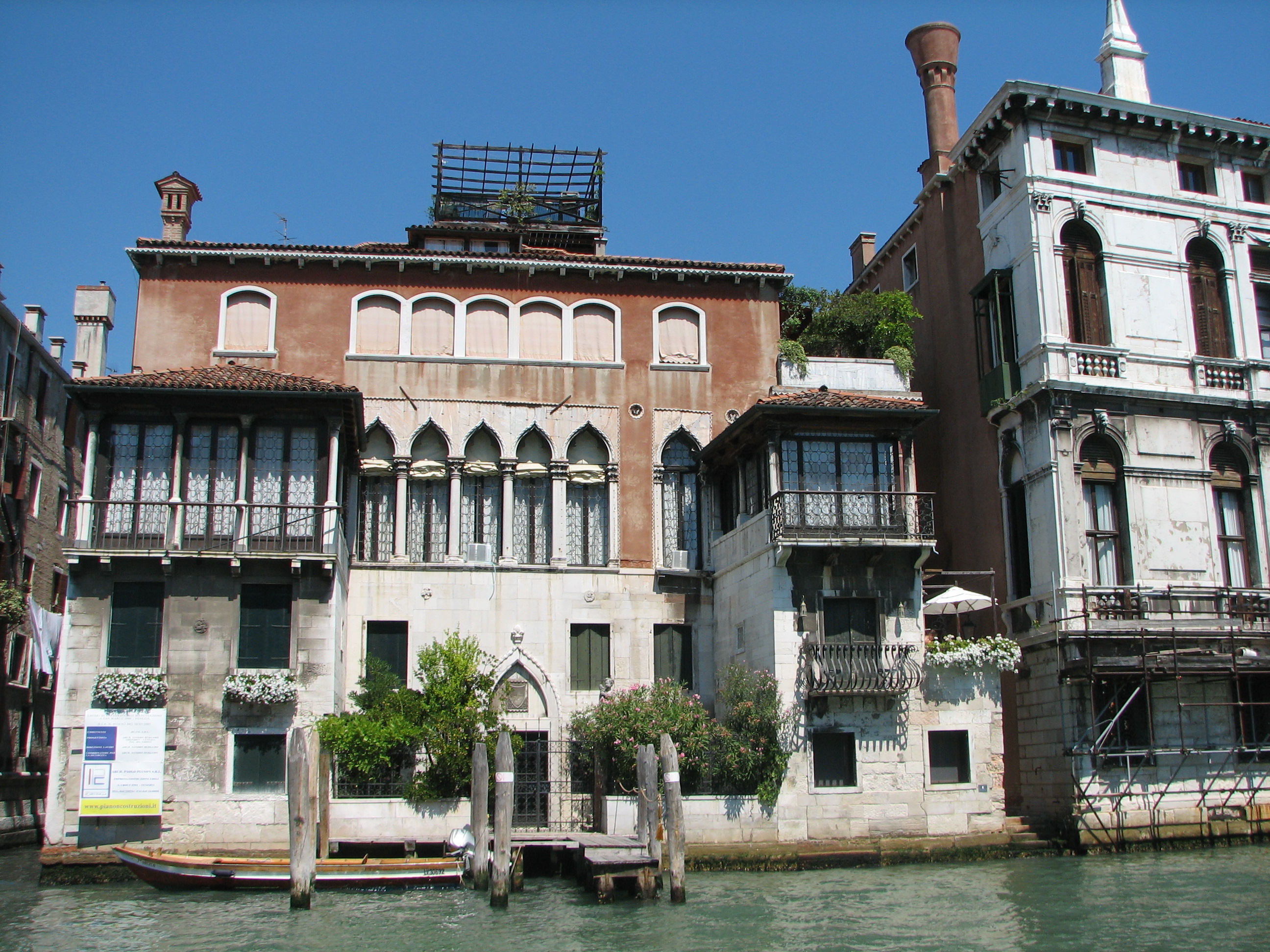 House No 32 Palazzo Falier Canossa (Grand Canal)  (S.Marco 2914)