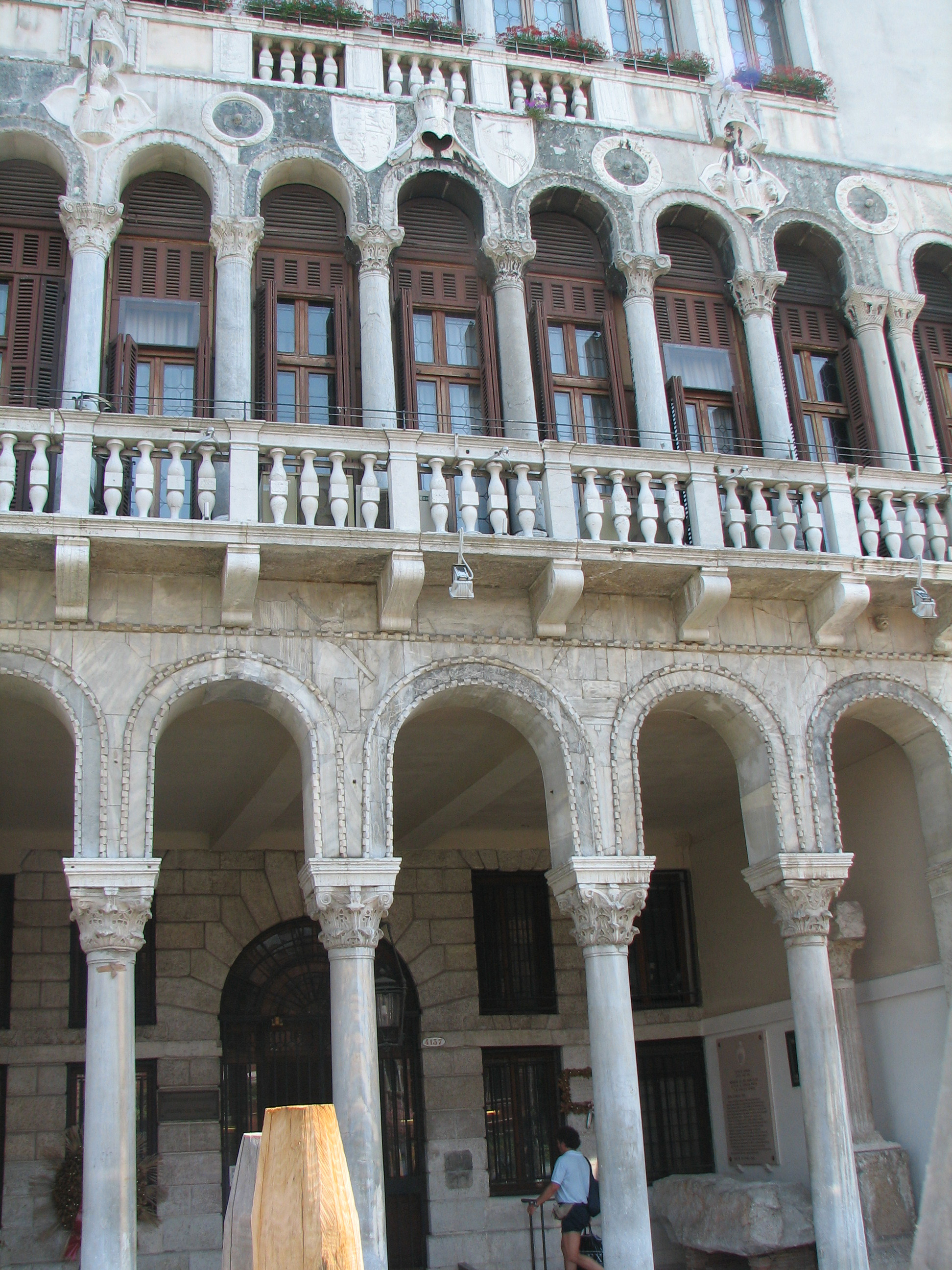 Casa Loredan above including the renaissance additions of the upper part, with details below of the central arcade and lower arcade