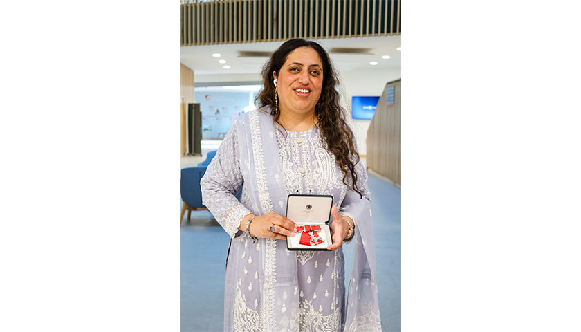 Saima Ashraf holding her award