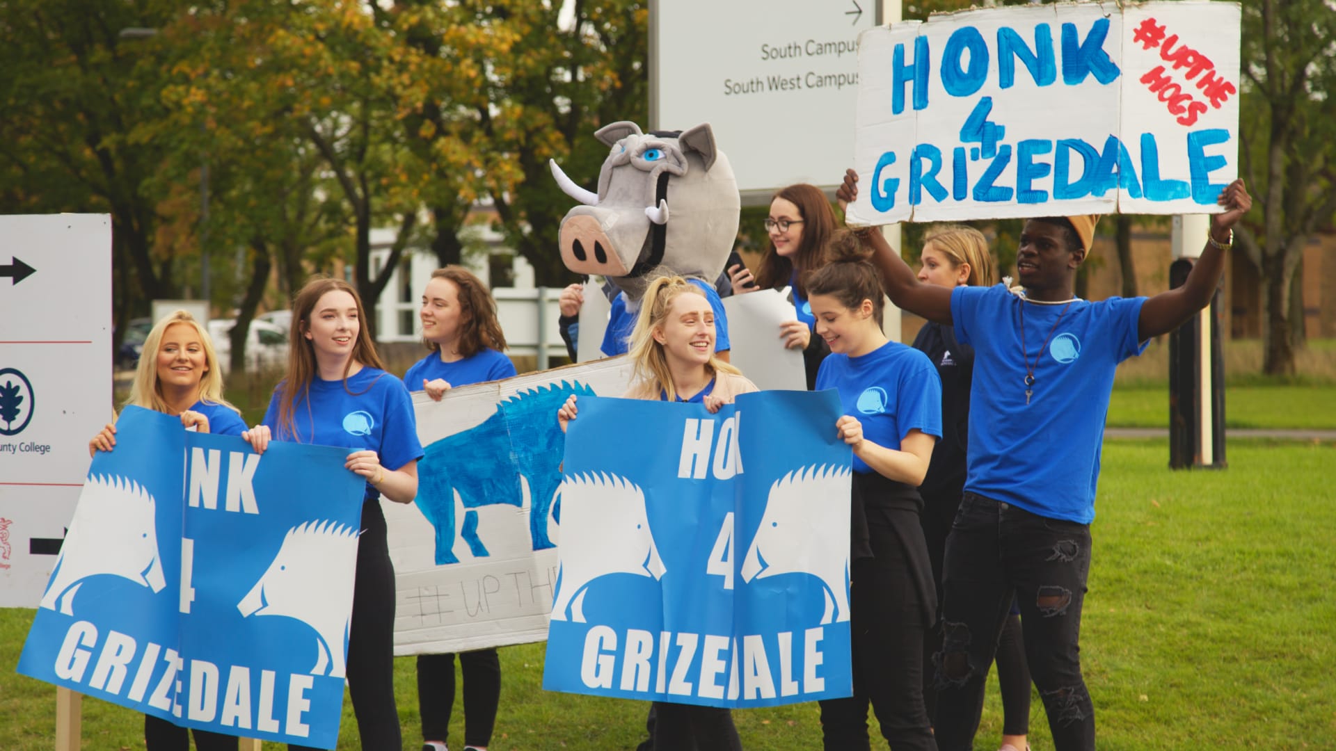 Students welcome new arrivals with banners and signs