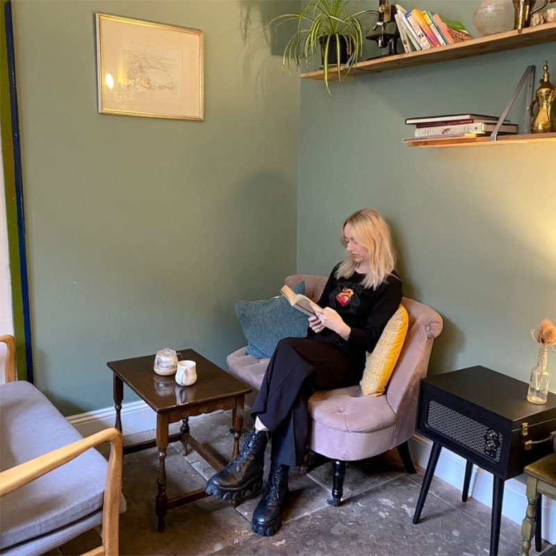 Niamh reading in a cafe