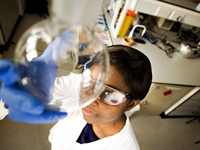 Lady working in a science laboratory