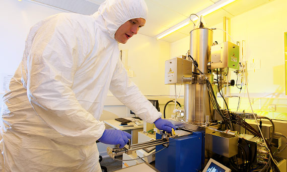 Quantum technology lab technician
