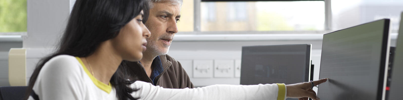 A student and an academic talking in one of the SCC labs