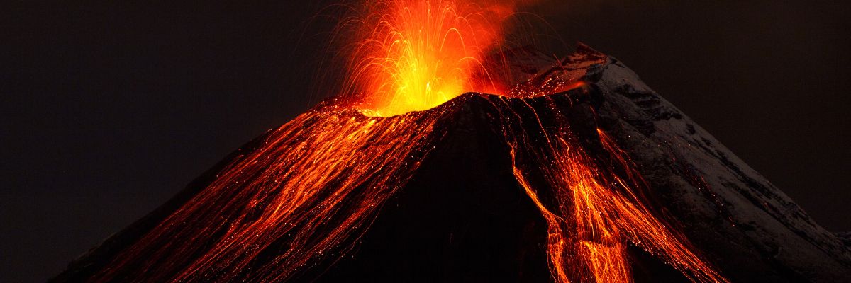 A volcano errupting