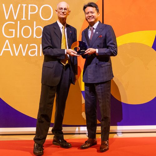 Professor Manus Hayne receiving the WIPO Award