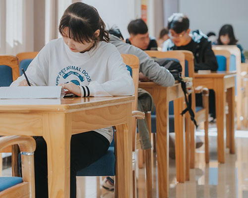 BJTU students reading