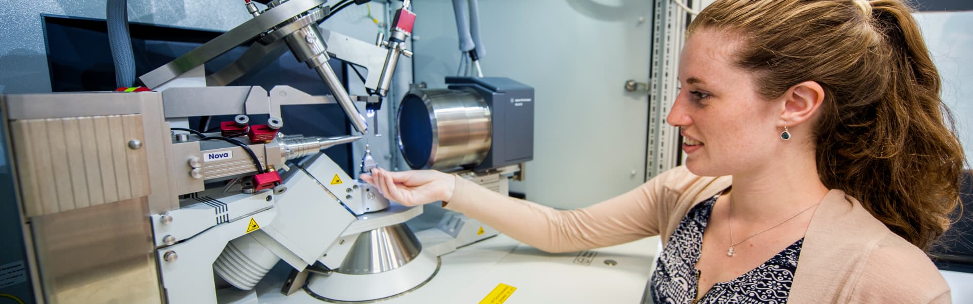 A staff member uses an X-ray diffraction machine in Chemistry.