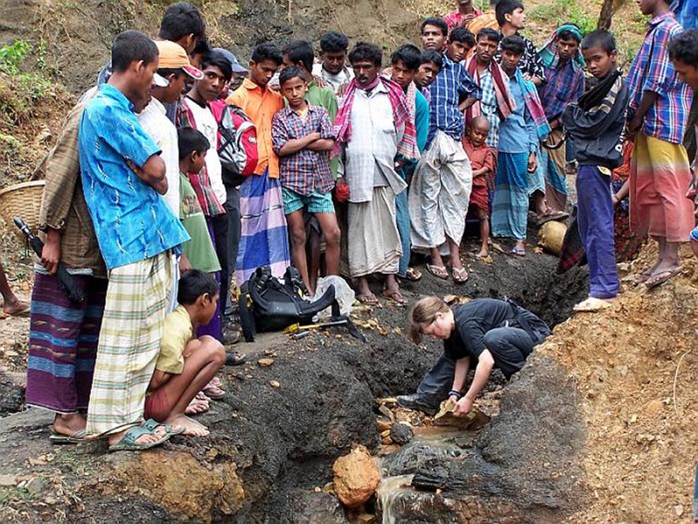 Description: http://www.es.lancs.ac.uk/people/yanin/Fieldwork/thumbs/Providing_local_entertainment-Bangladesh.jpg